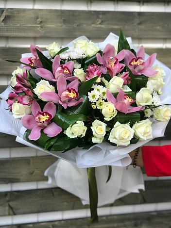 Букет цветов из: Розы и Хризантемы в Жучки