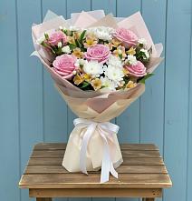 Букет цветов из:  Гвоздики, Орхидеи и Розы в Жучки