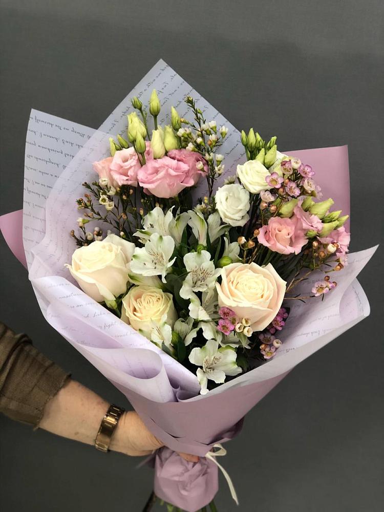 Букет цветов из: Альстромерии, Розы и Лизиантусы в Жучки