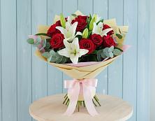 Букет цветов из:  Лилии и Розы в Жучки