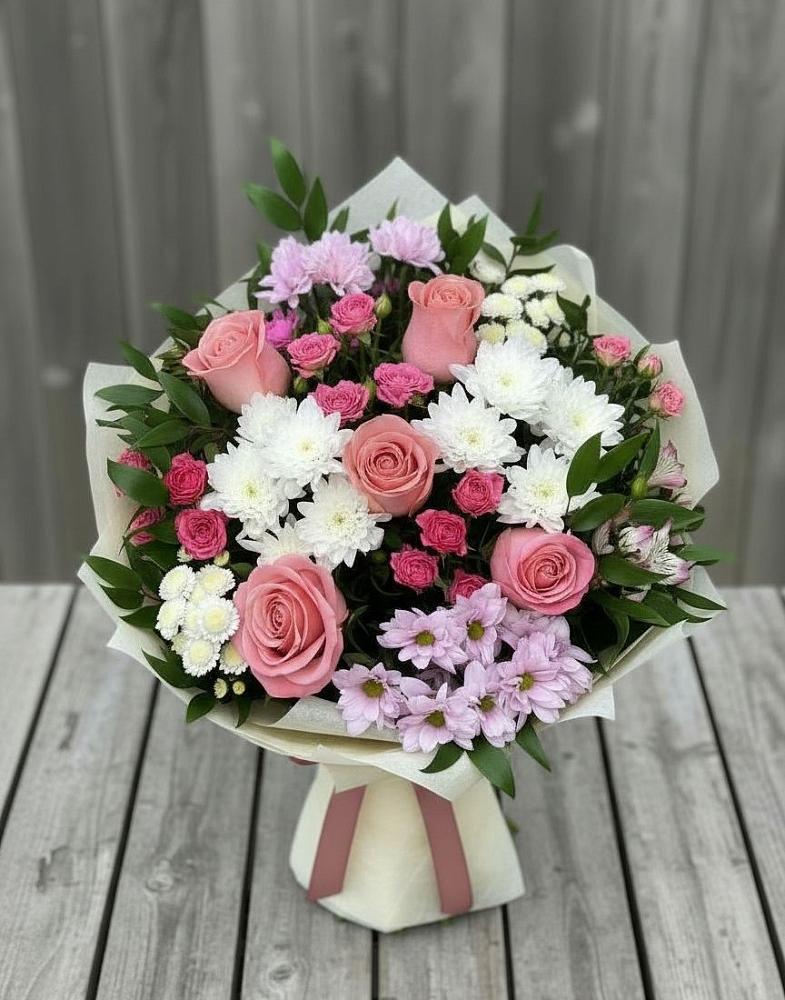Букет цветов из: Альстромерии, Гвоздики, Розы и Хризантемы в Жучки