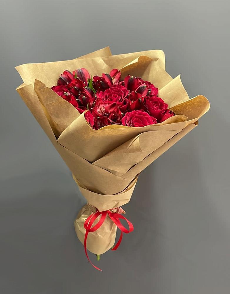 Букет цветов из: Альстромерии и Розы в Жучки