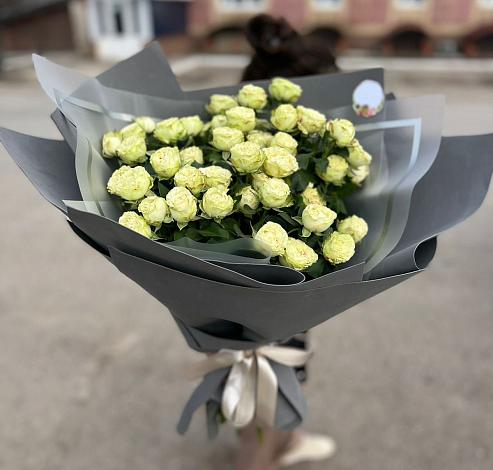 Букет Белые кустовые розы Солинеро в Жучки