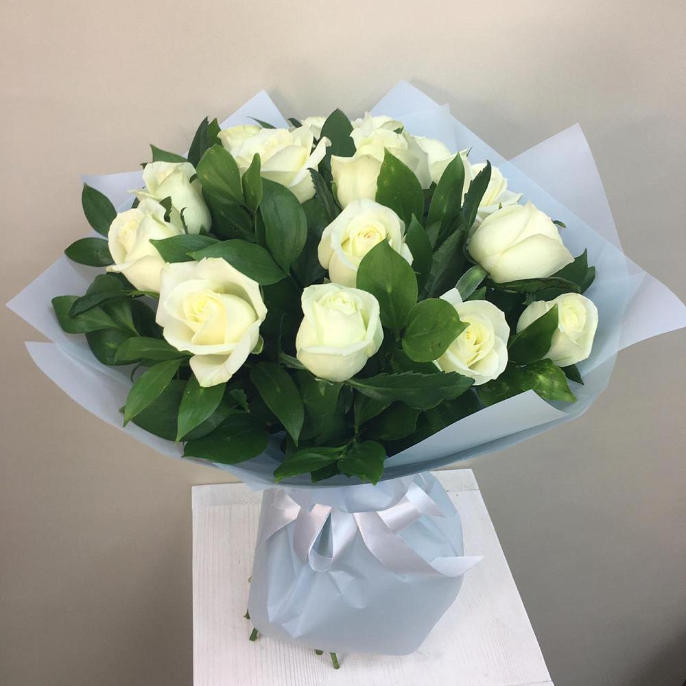 Букет 15 Белых роз Проуд в Жучки