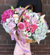 Композиция солнечный день в Жучки Цветочная композиция из Розы, Хризантемы, Пионы и Лизиантусы в корзине в Жучки