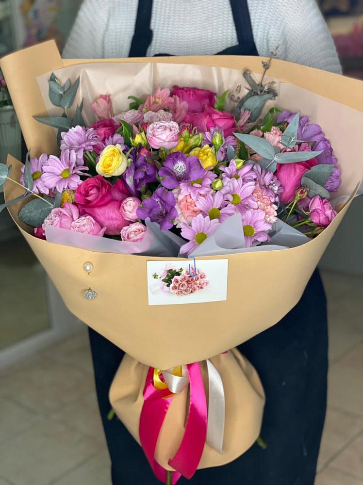 Букет цветов из: Хризантемы, Гвоздики и Альстромерии в Жучки