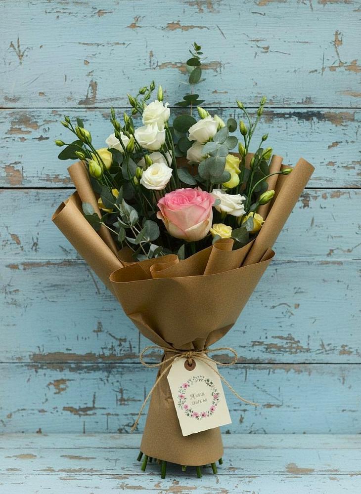 Букет цветов из: Розы и Лизиантусы в Жучки