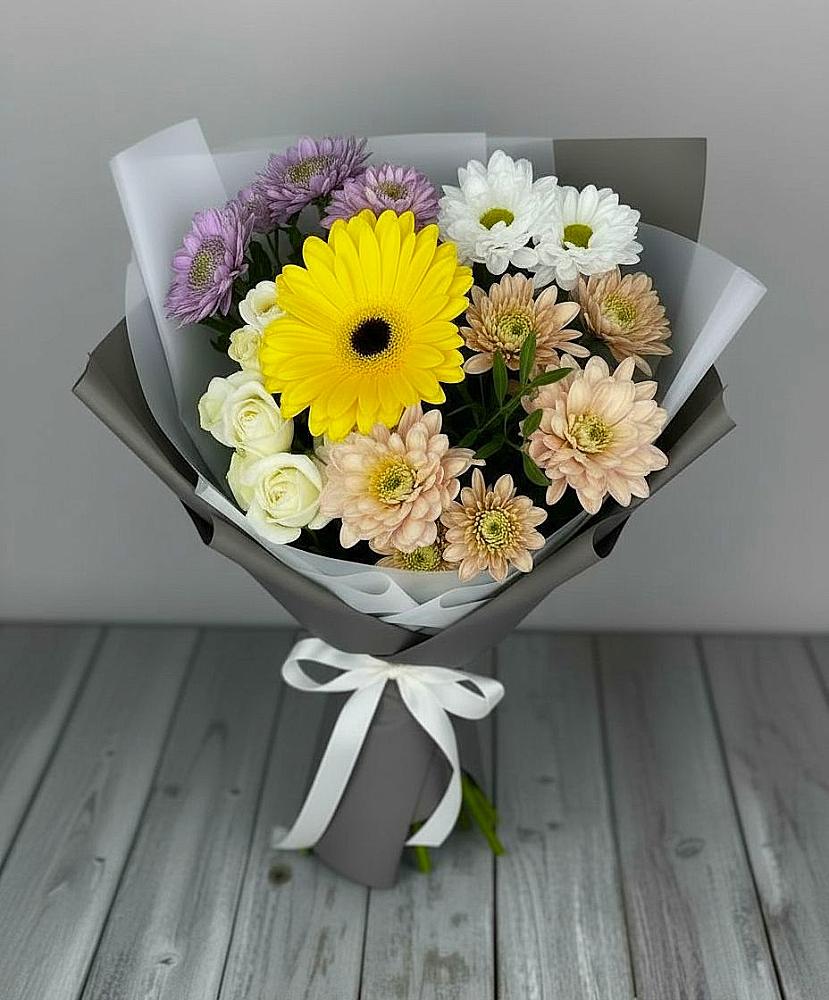 Букет цветов из: Розы, Герберы и Хризантемы в Жучки