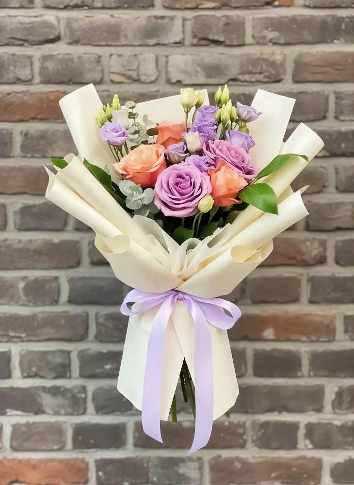 Букет цветов из: Лизиантусы и Розы в Жучки