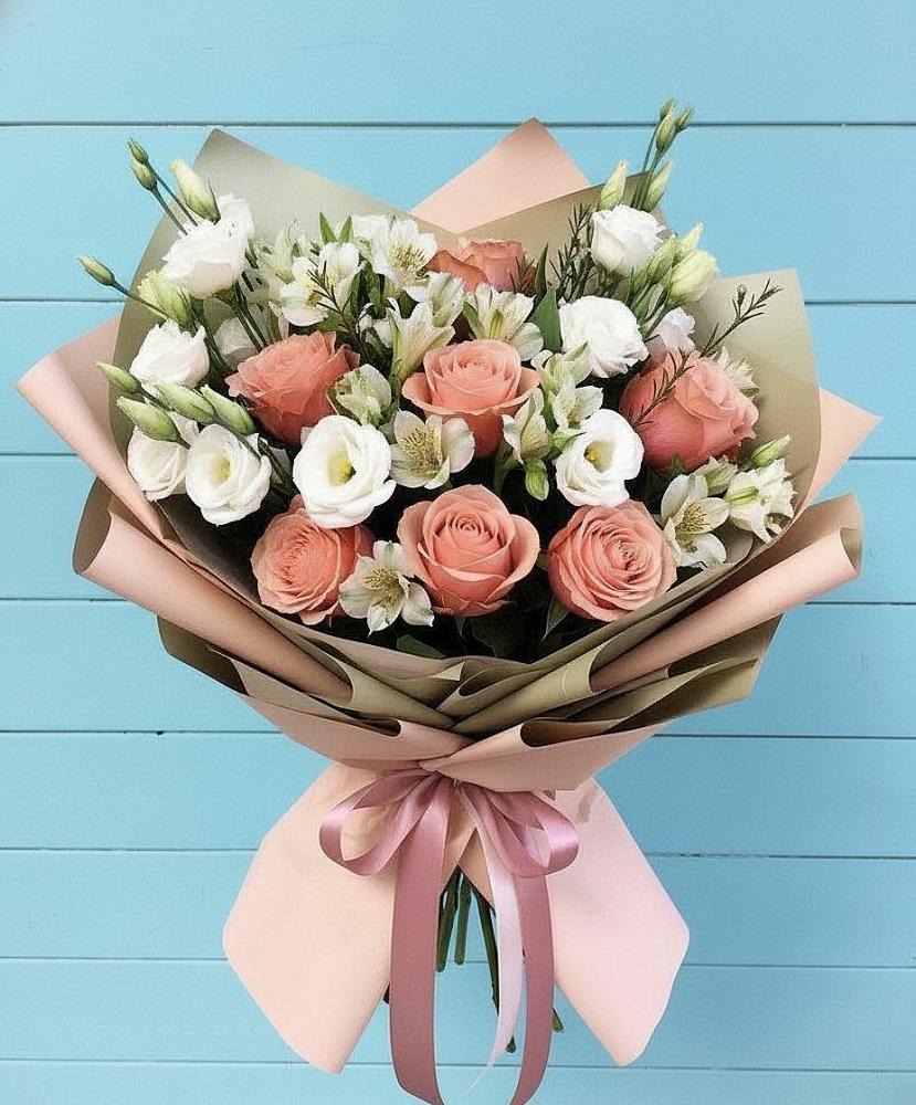 Букет цветов из: Розы, Альстромерии и Лизиантусы в Жучки