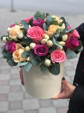 Цветочная композиция из Розы в шляпной коробке в Жучки