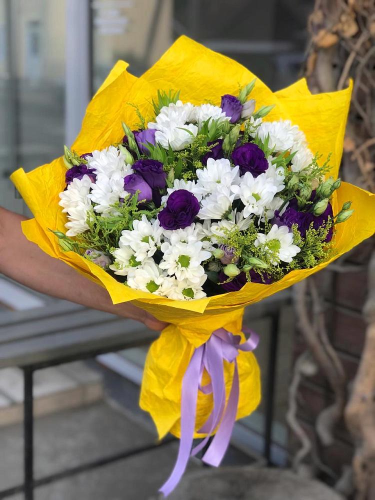 Букет цветов из: Ирисы, Хризантемы и Ромашки в Жучки