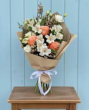 Букет цветов из:  Альстромерии, Лизиантусы, Розы и Хризантемы в Жучки