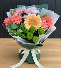 Букет цветов из:  Гвоздики, Розы, Герберы и Хризантемы в Жучки