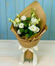 Букет цветов из:  Хризантемы и Лизиантусы в Жучки