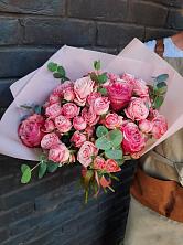 Букет розы в пальмах в Жучки Букет цветов из: Розы в Жучки