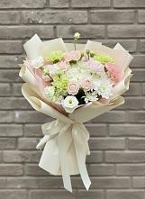 Букет цветов из:  Гвоздики, Розы, Лизиантусы и Хризантемы #REPLACE_PRED# Жучки