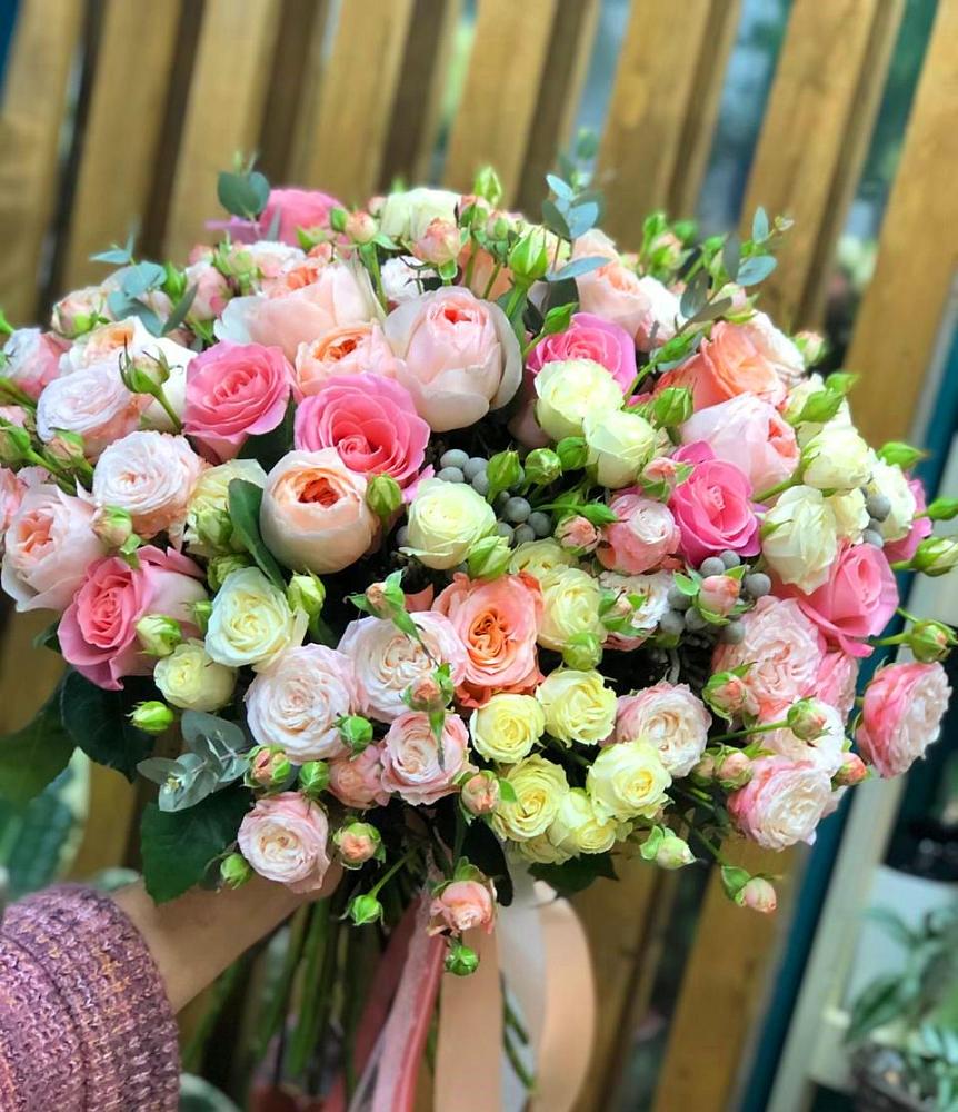 Букет цветов из: Розы в Жучки