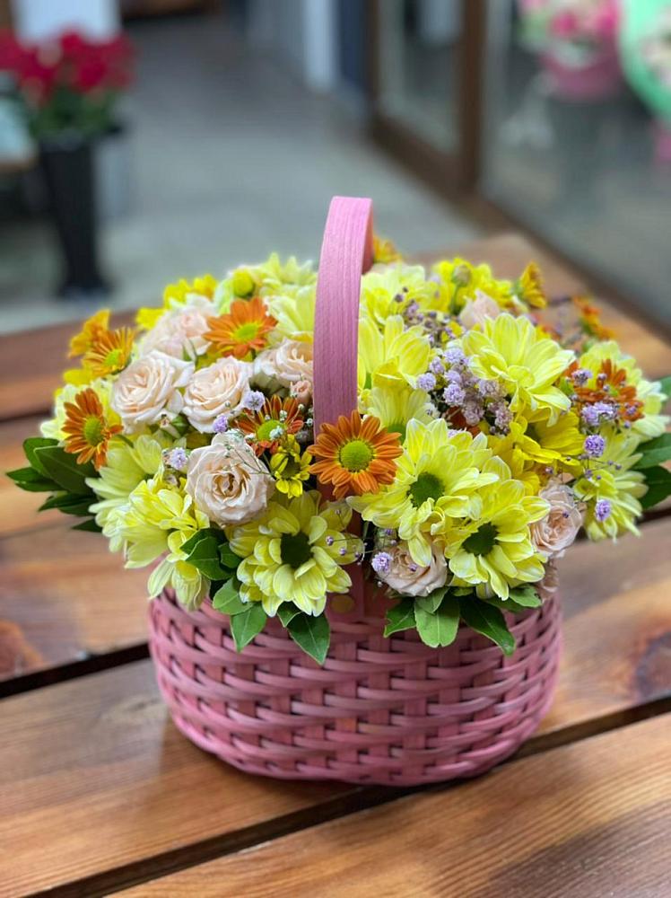 Цветочная композиция из Хризантемы и Розы в корзине в Жучки