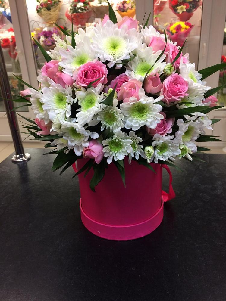 Цветочная композиция из Розы и Хризантемы в шляпной коробке в Жучки