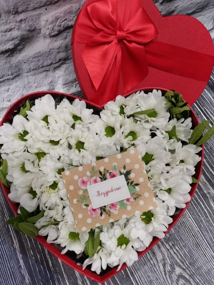 Цветочная композиция из Хризантемы в виде сердца в Жучки