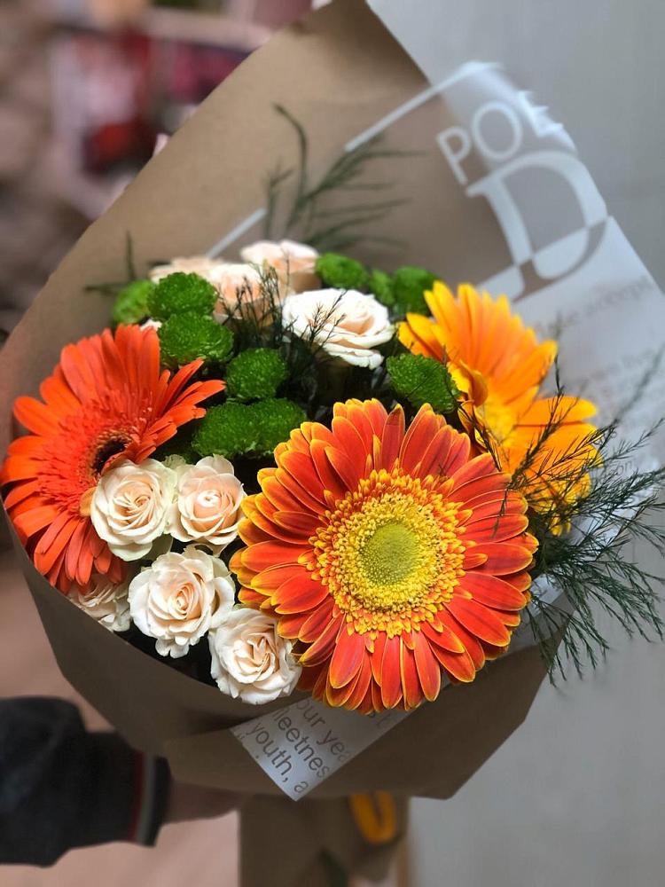 Букет цветов из: Герберы, Хризантемы и Розы в Жучки