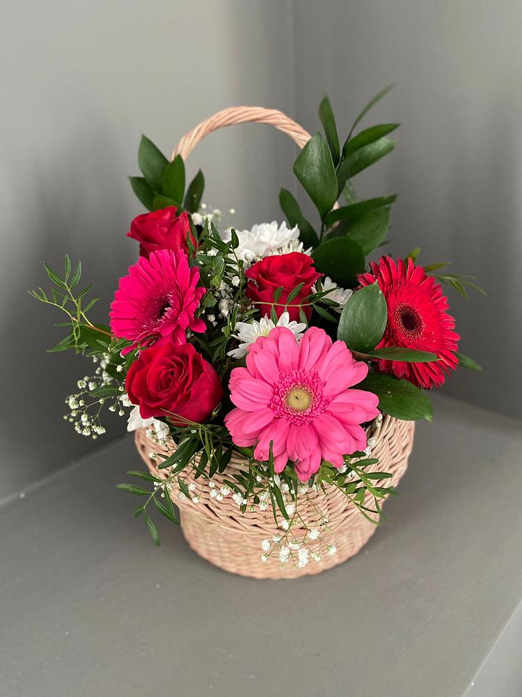 Цветочная композиция из Розы, Хризантемы и Герберы в корзине в Жучки