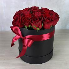 Цветочная композиция из Розы в шляпной коробке в Жучки