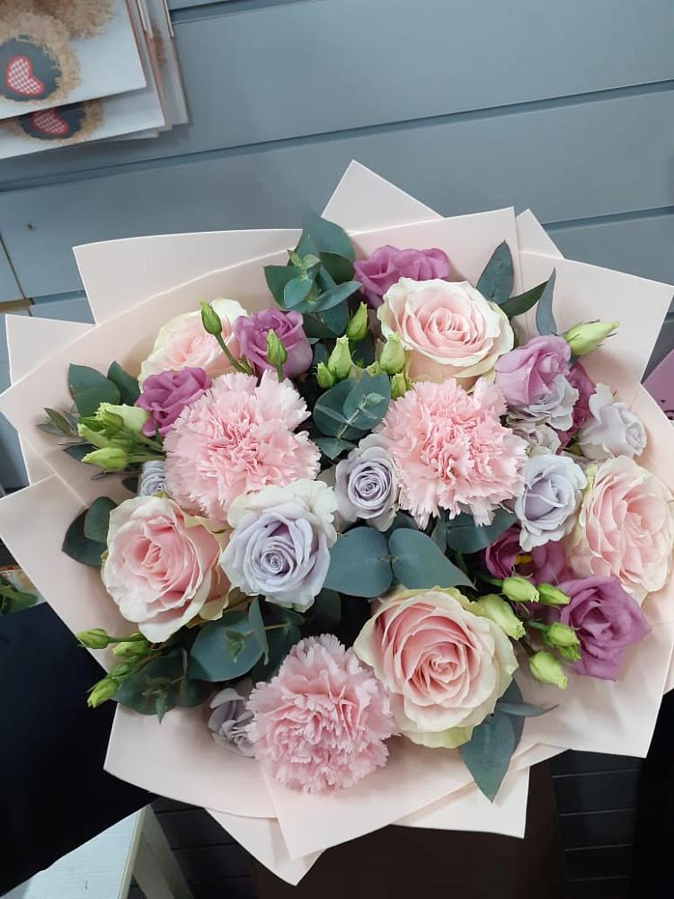 Букет цветов из: Розы, Гвоздики и Лизиантусы в Жучки