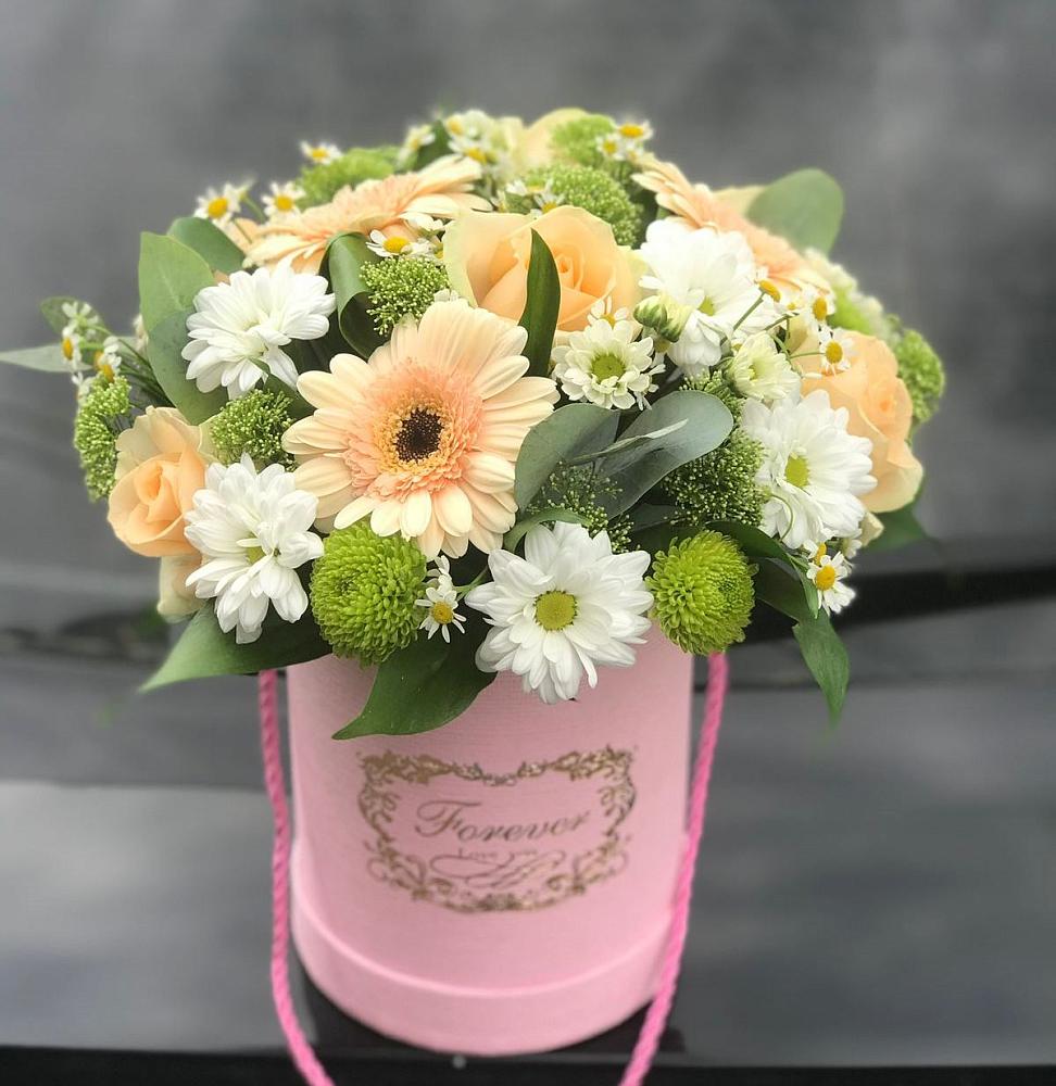 Цветочная композиция из Розы, Герберы и Хризантемы в шляпной коробке в Жучки