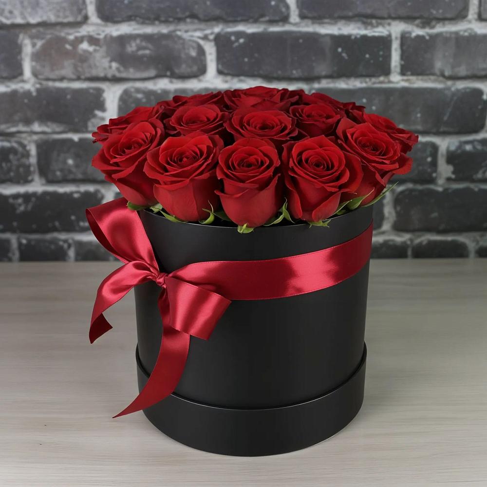 Цветочная композиция из Розы в шляпной коробке в Жучки