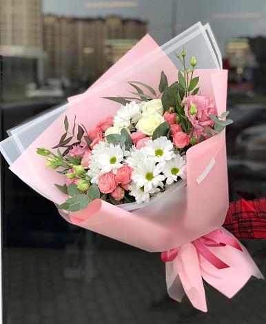 Букет цветов из: Розы, Лизиантусы и Хризантемы в Жучки