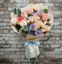 Букет цветов из:  Розы, Лизиантусы и Гвоздики в Жучки