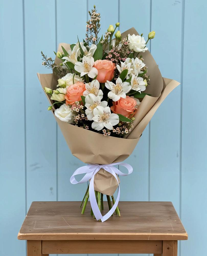 Букет цветов из: Альстромерии, Лизиантусы, Розы и Хризантемы в Жучки