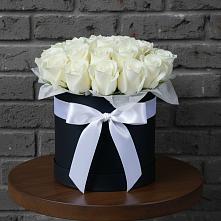 Цветочная композиция из Розы в шляпной коробке в Жучки